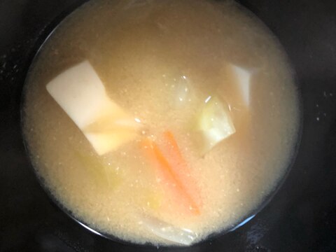 豆腐とキャベツとにんじんの味噌汁